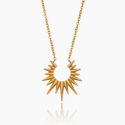 Collar Sol Radiante Calista dorado con colgante solar sobre fondo blanco