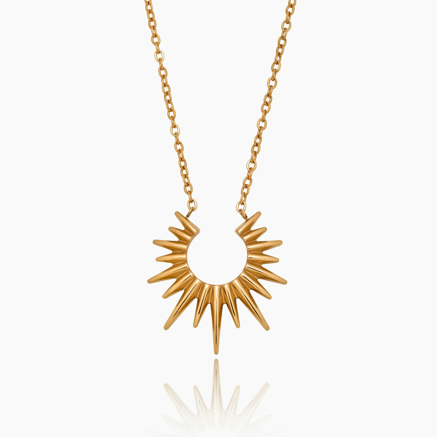 Collar Sol Radiante Calista dorado con colgante solar sobre fondo blanco