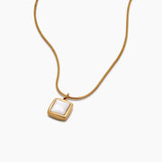 Collar Perla Enmarcada Alina con cadena dorada y perla de agua dulce