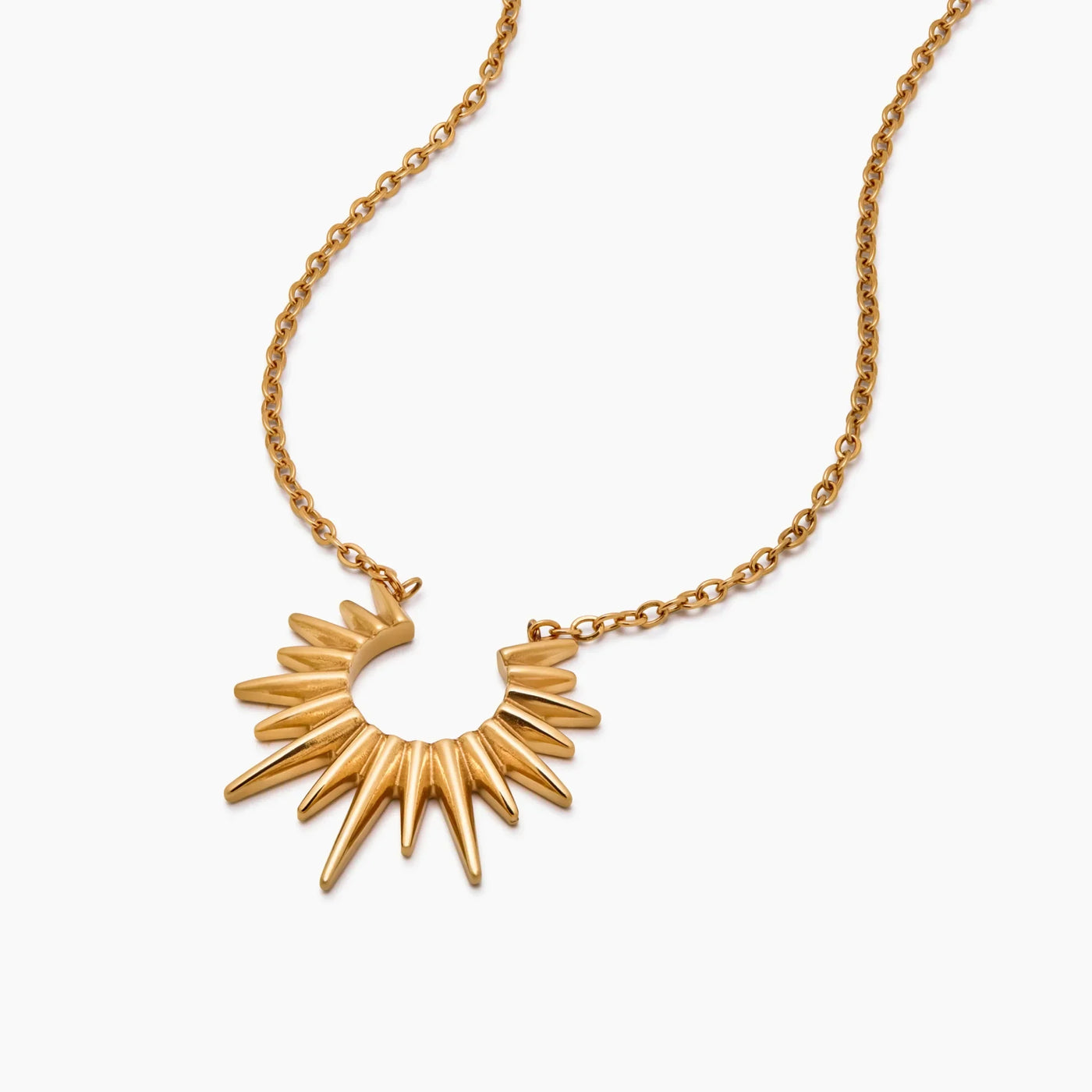 Collar Sol Radiante Calista dorado con cadena ajustable sobre fondo claro