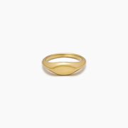 Anillo Sello Alma dorado sobre fondo blanco con un reflejo suave