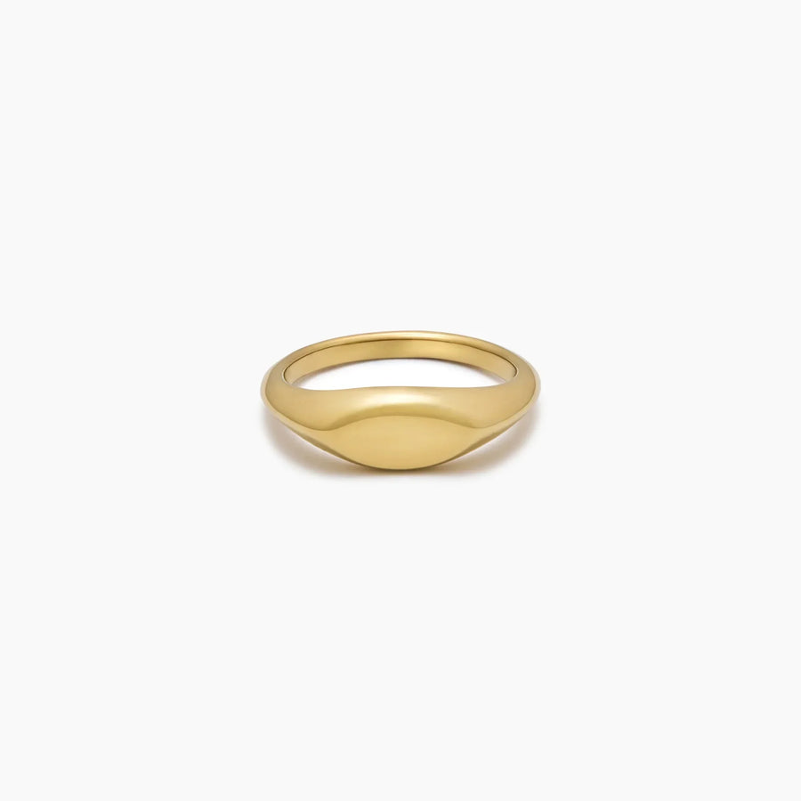 Anillo Sello Alma dorado sobre fondo blanco con un reflejo suave