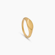 Vista lateral del Anillo Sello Alma con acabado dorado liso