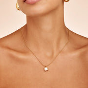 Mujer llevando el Collar Perla Enmarcada Alina dorado