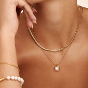 Detalle del Collar Perla Enmarcada Alina dorado en el cuello