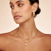 Retrato de mujer llevando el Collar Perla Enmarcada Alina