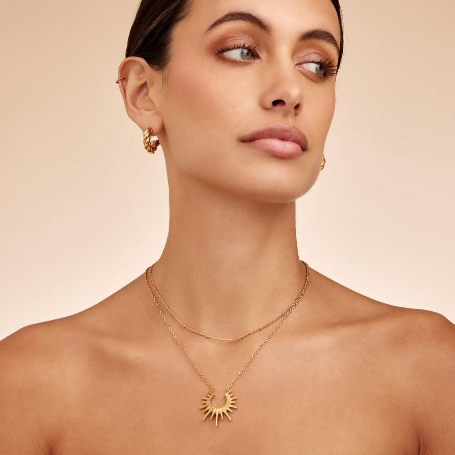 Mujer llevando el Collar Sol Radiante Calista dorado