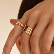 Detalle de tres colores del Anillo Piedra Natal Liora dorado