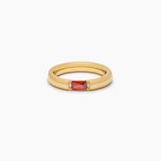 Anillo Piedra Natal Liora dorado con piedra roja sobre fondo blanco
