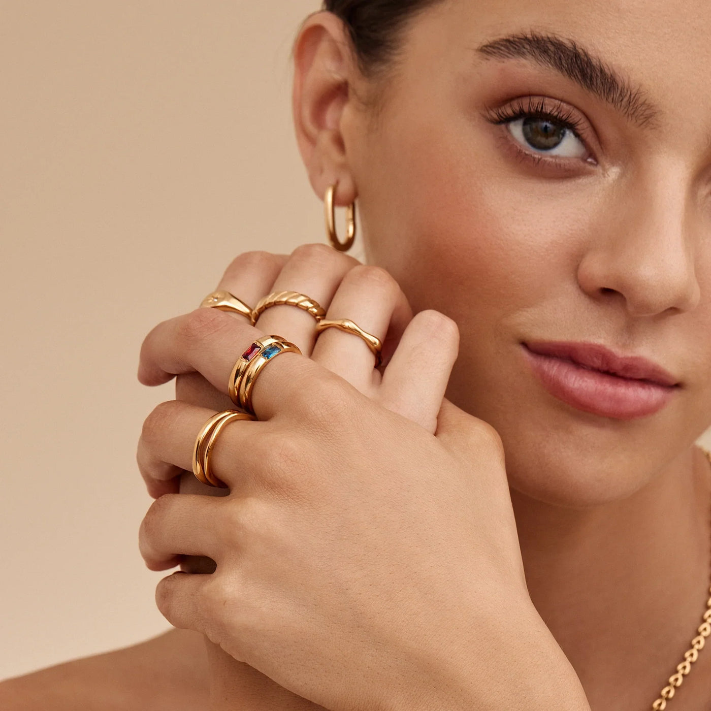 Anillos Piedra Natal Liora combinados en la mano de una modelo