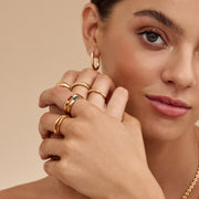 Anillos Piedra Natal Liora combinados en la mano de una modelo