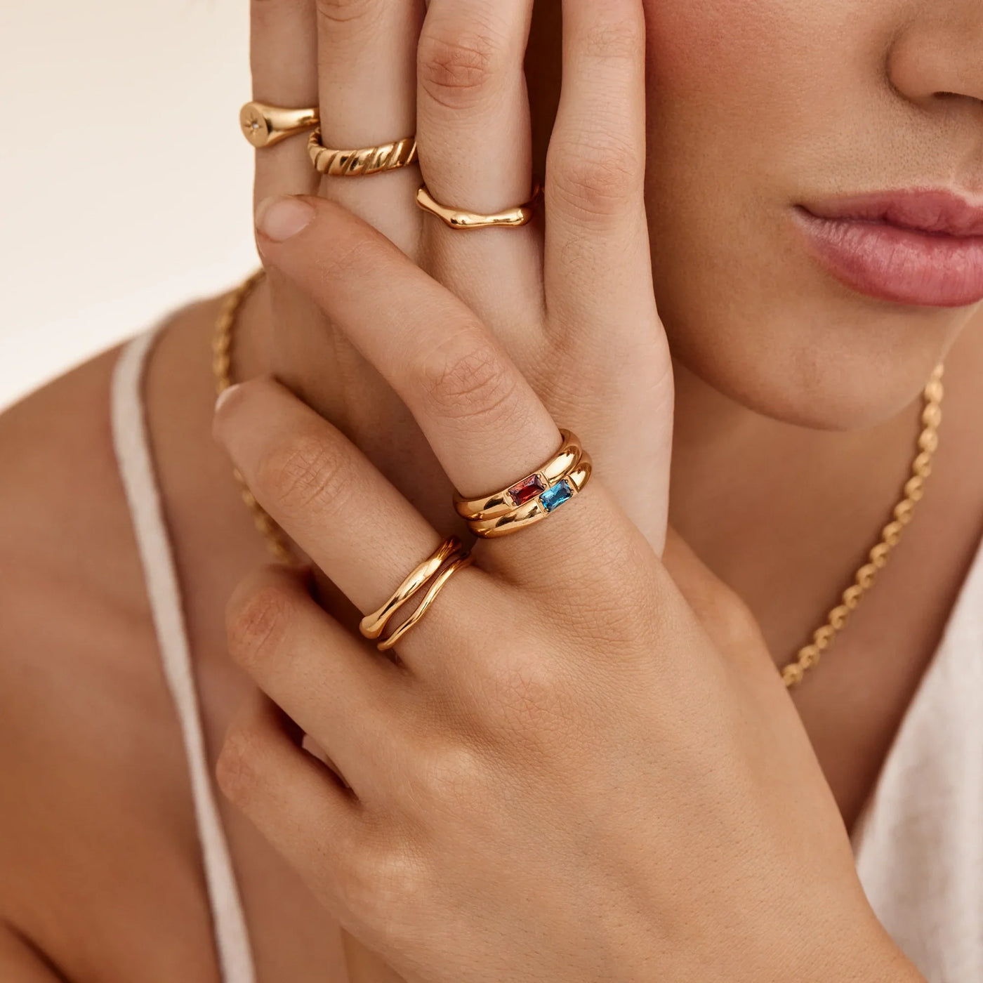 Modelo luciendo varios Anillos Piedra Natal Liora con piedras de colores