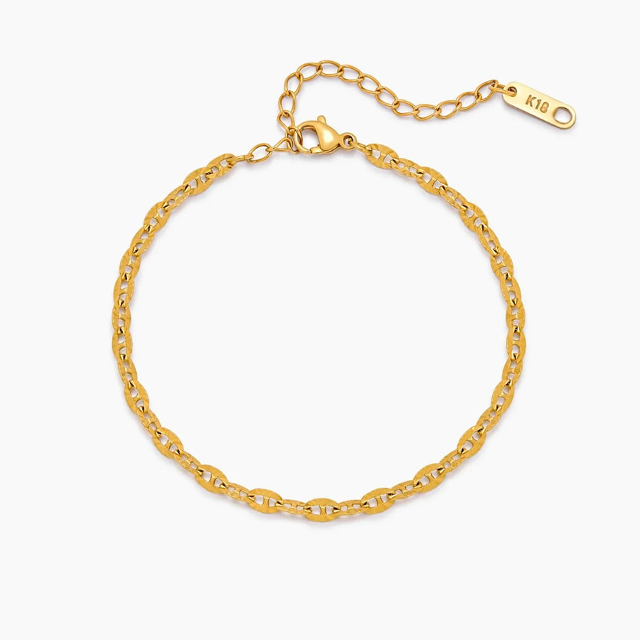 Pulsera Cadena Destellos Naia dorada sobre fondo blanco
