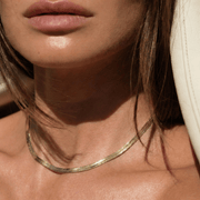 Detalle del Collar Cadena Plana Aitana dorado en el cuello
