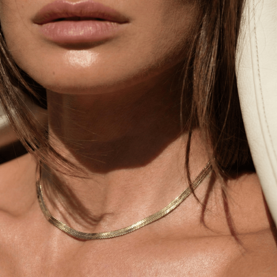 Detalle del Collar Cadena Plana Aitana dorado en el cuello