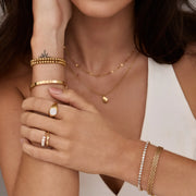Anillo Esferas Doradas Amira combinado con otras joyas doradas