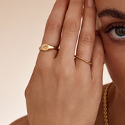 Modelo luciendo el Anillo Doble Enlace Elia dorado junto al rostro