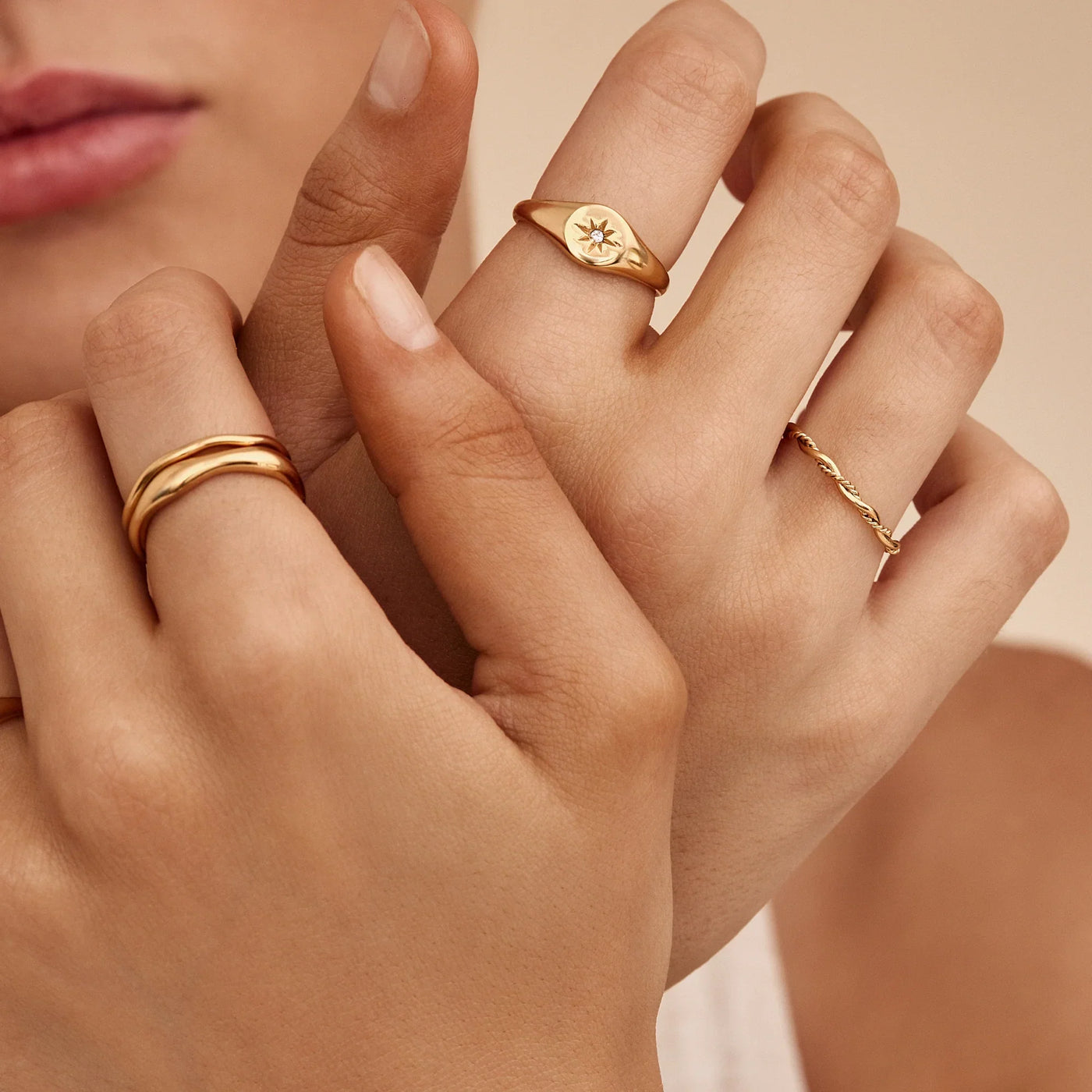 Detalle del Anillo Doble Enlace Elia combinado con joyas doradas