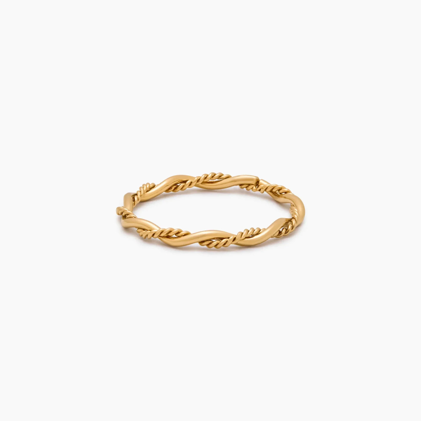 Anillo Doble Enlace Elia dorado sobre fondo blanco con un reflejo suave