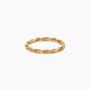 Anillo Doble Enlace Elia dorado sobre fondo blanco con un reflejo suave