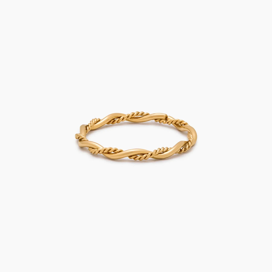 Anillo Doble Enlace Elia dorado sobre fondo blanco con un reflejo suave