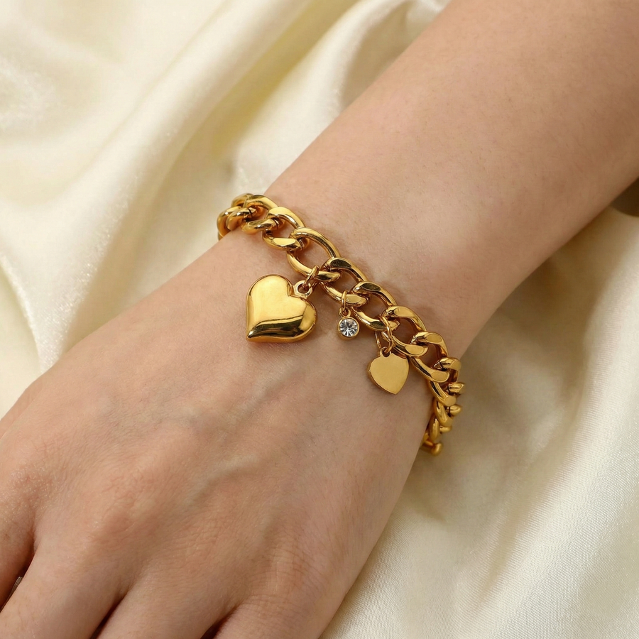 Mujer llevando la Pulsera Cadena Corazones Renata dorada