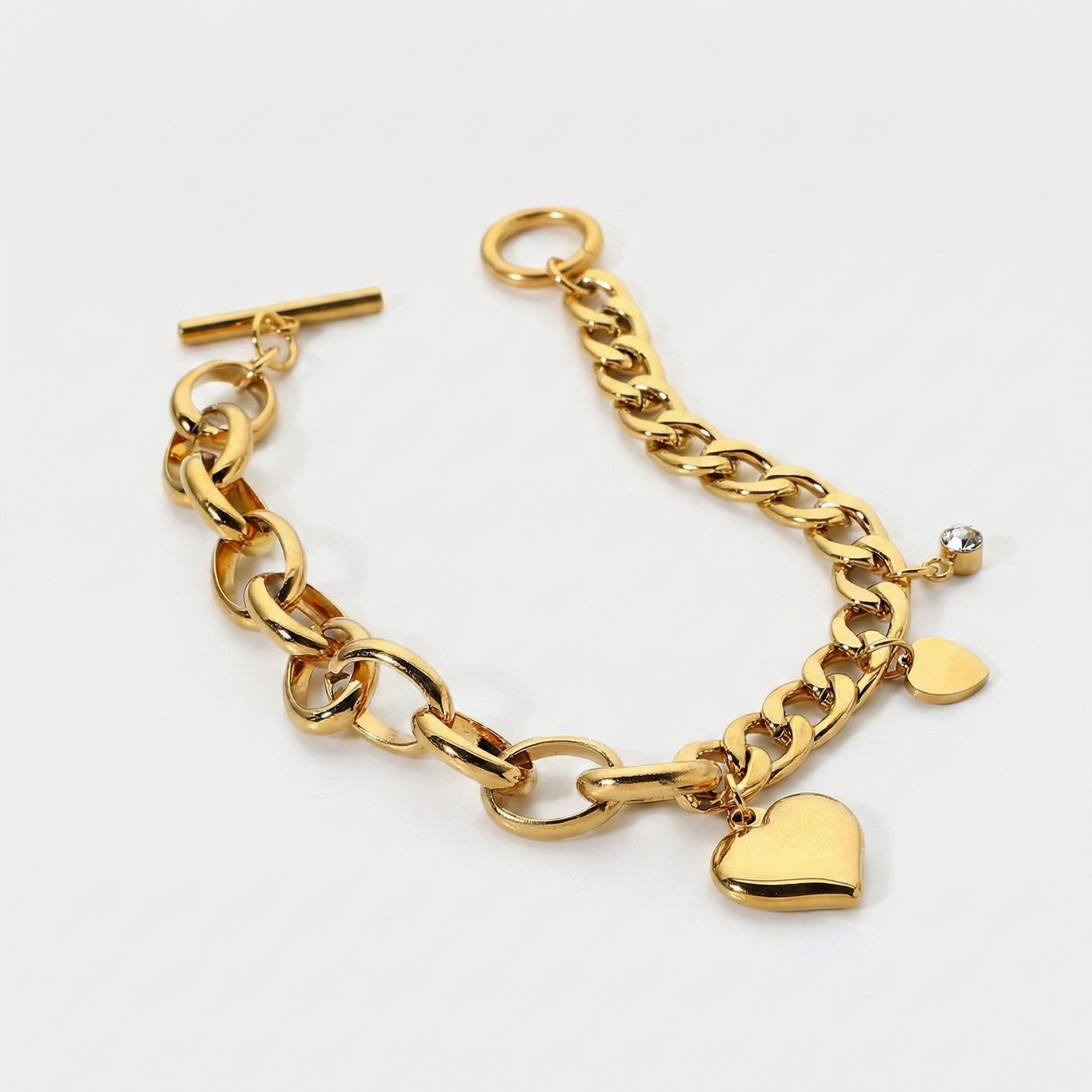 Pulsera Cadena Corazones Renata dorada sobre fondo blanco