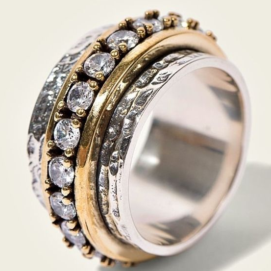 Detalle lateral del diseño multicapa del Anillo Vintage Isadora