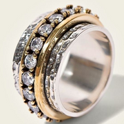Detalle lateral del diseño multicapa del Anillo Vintage Isadora