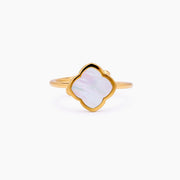 Anillo Trébol Alba dorado con detalle blanco sobre fondo blanco