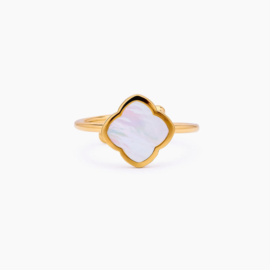 Anillo Trébol Alba dorado con detalle blanco sobre fondo blanco