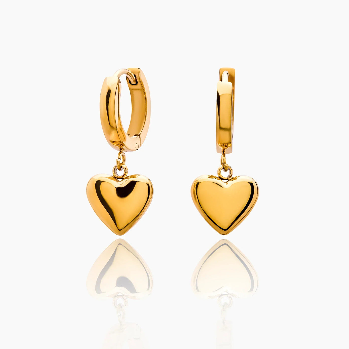 Pendientes Huggie Corazón Valentina dorados sobre fondo blanco