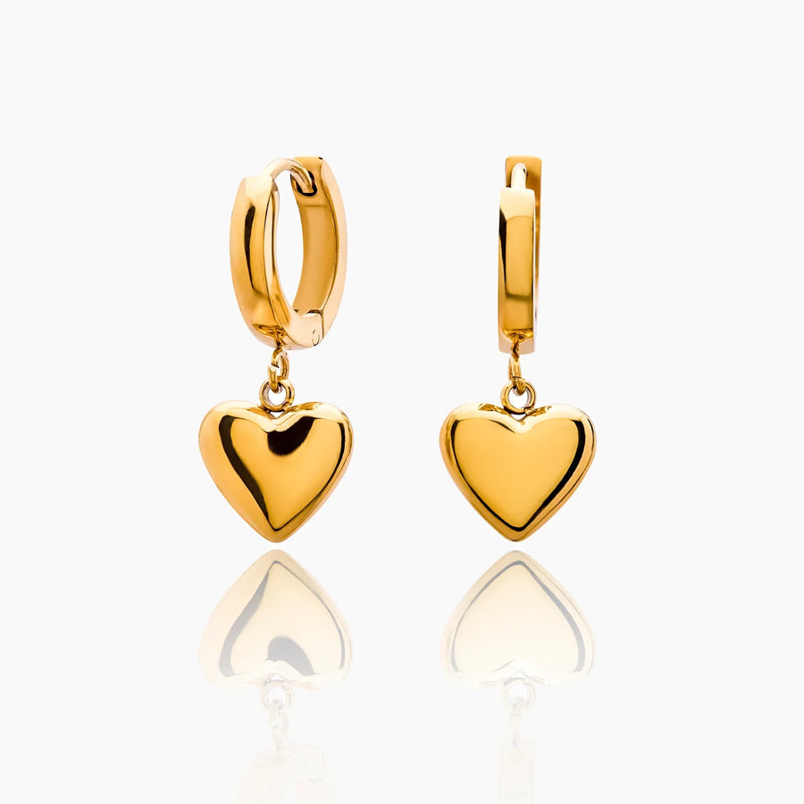 Pendientes Huggie Corazón Valentina dorados sobre fondo blanco