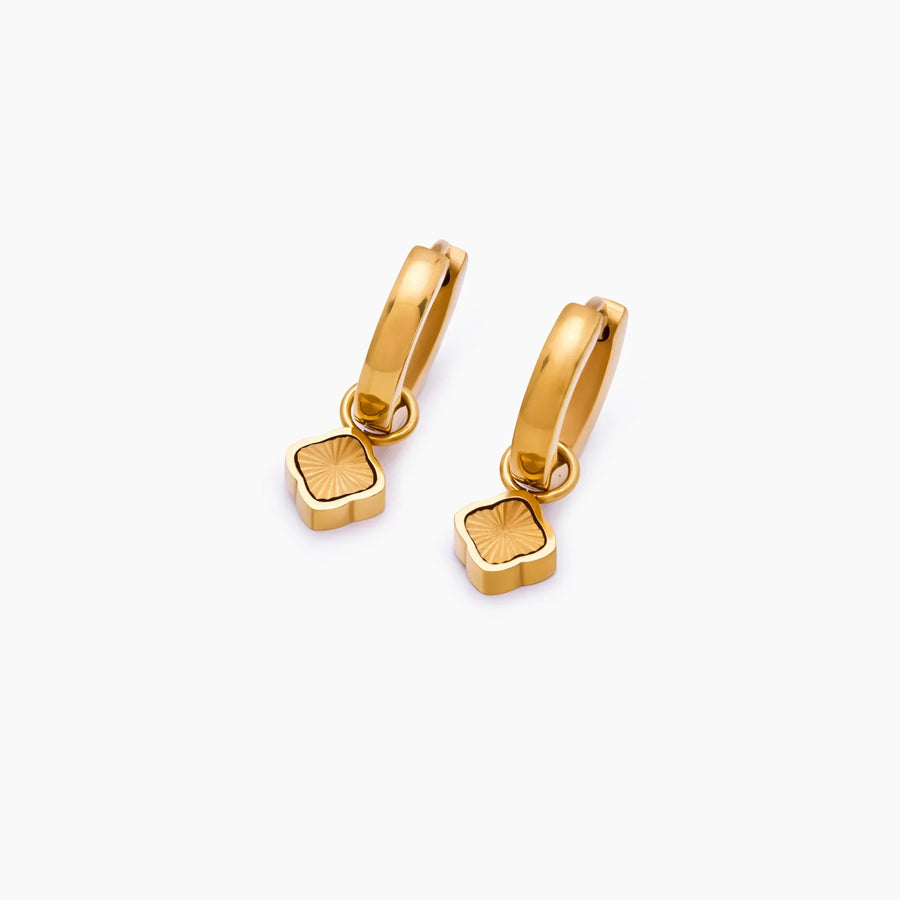 Pendientes Huggie Trébol Amalia dorados sobre fondo blanco