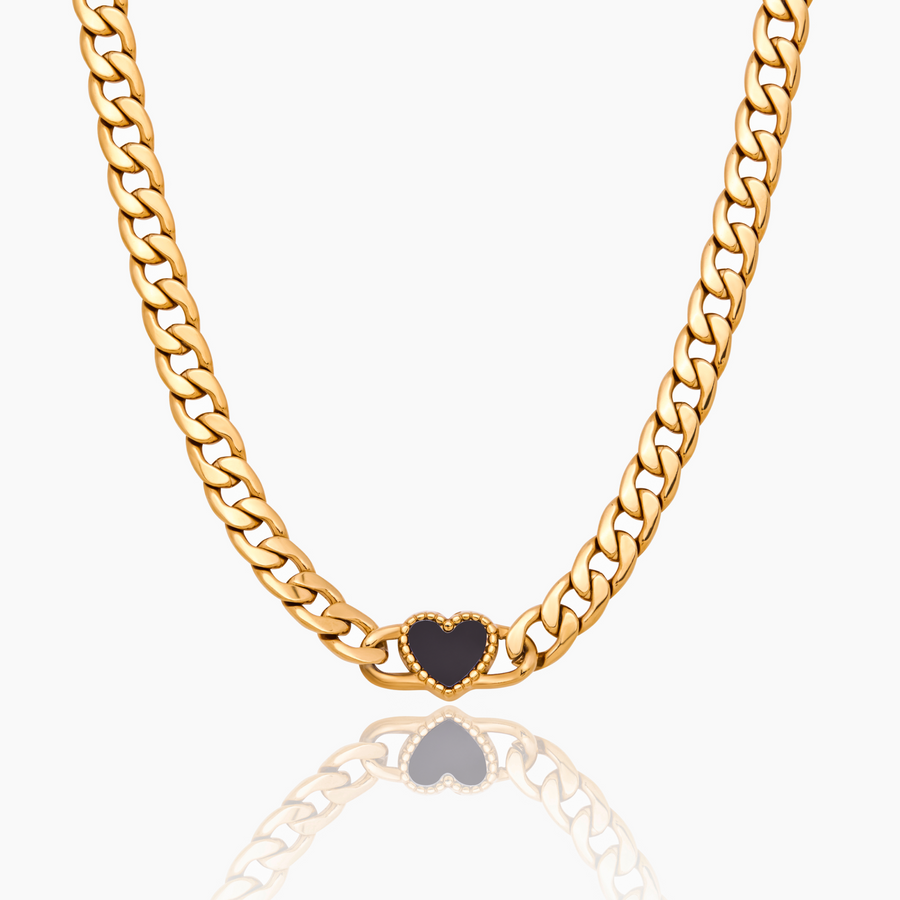 Collar Cadena Corazón Mirella dorado con corazón negro sobre fondo blanco
