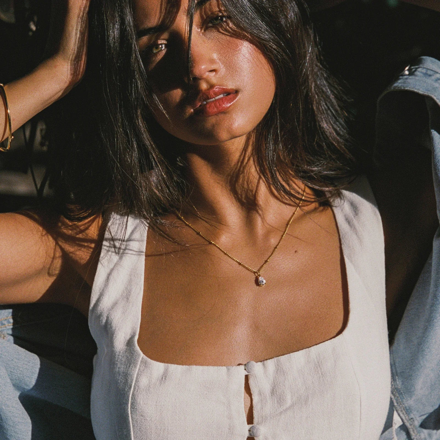 Mujer llevando el Collar Gota de Luz Amira dorado