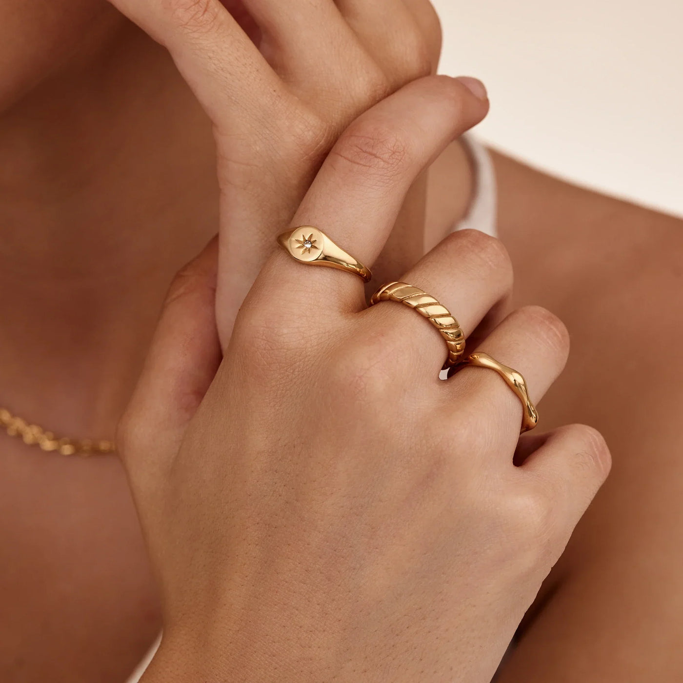 Detalle del Anillo Ondulado Nerea combinado con joyas doradas