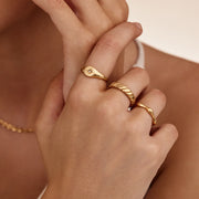 Detalle del Anillo Ondulado Nerea combinado con joyas doradas