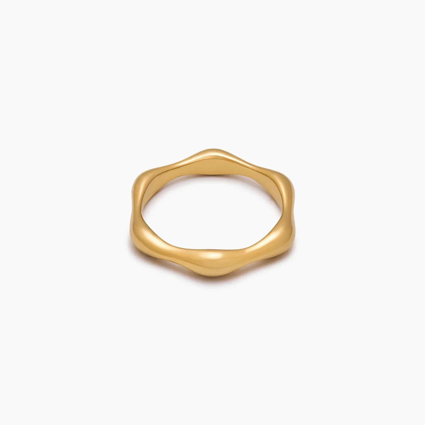 Anillo Ondulado Nerea dorado sobre fondo blanco con un reflejo suave